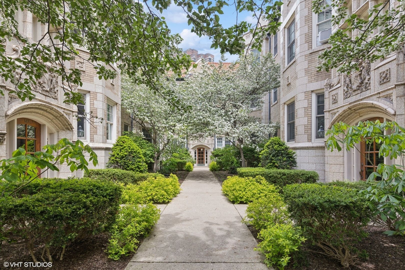 534 W Brompton Avenue 1N