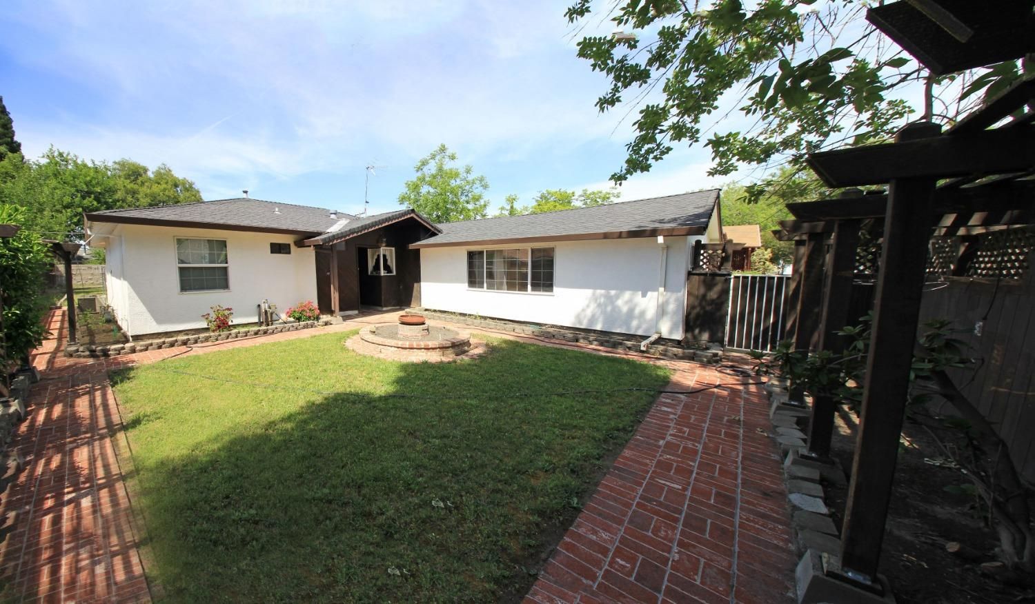 4527 Freeway Circle