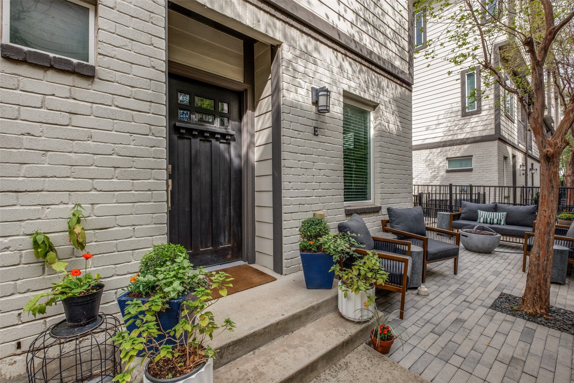 5924 Hudson Street E