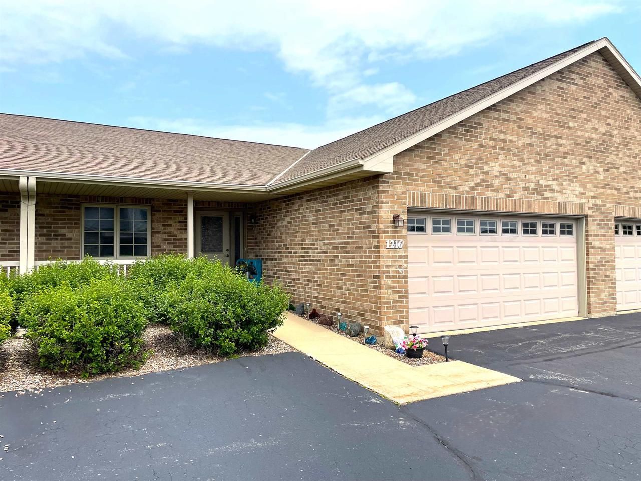 1216 Pond View Circle