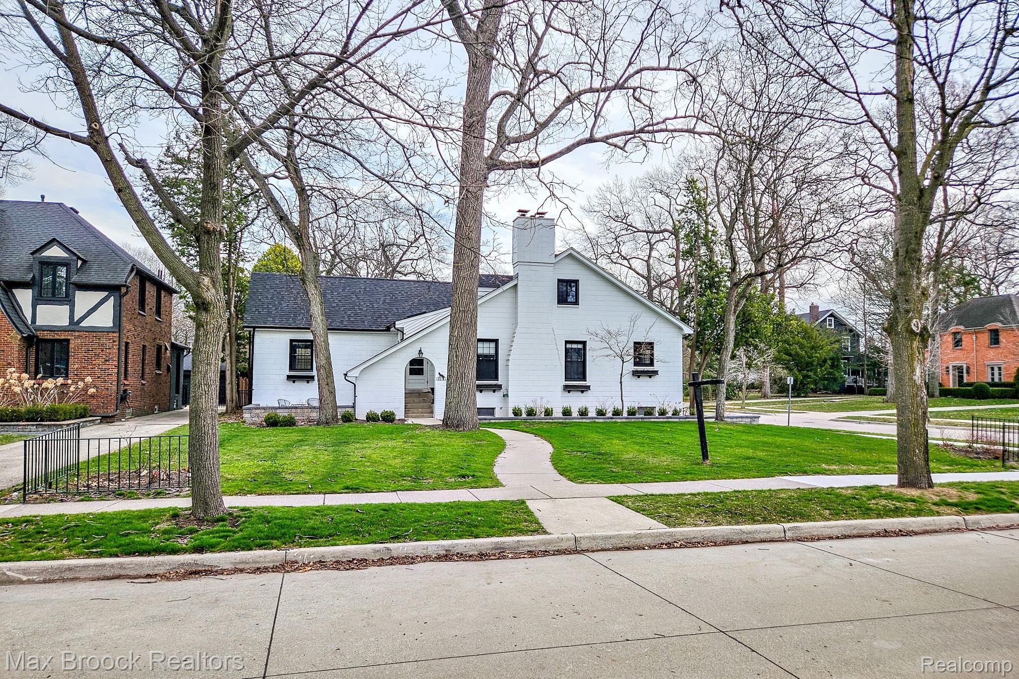 93 Oakdale Boulevard