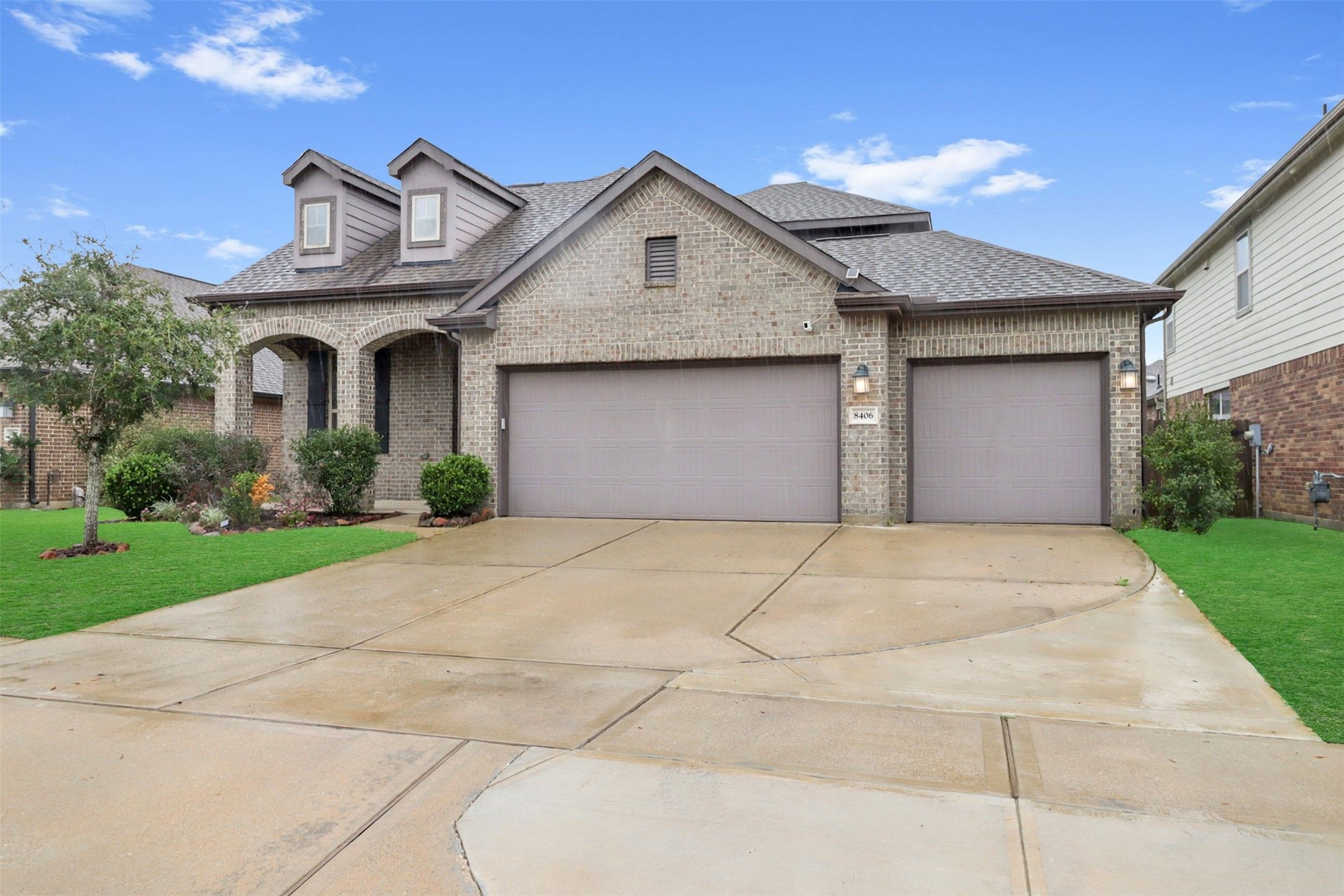 8406 Hunters Cliff Drive