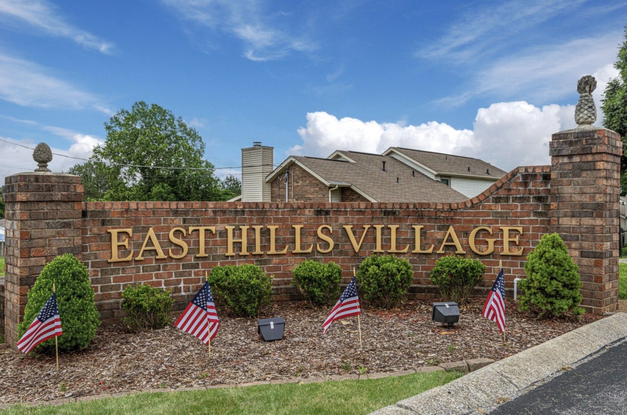 220 Village Cir W 220