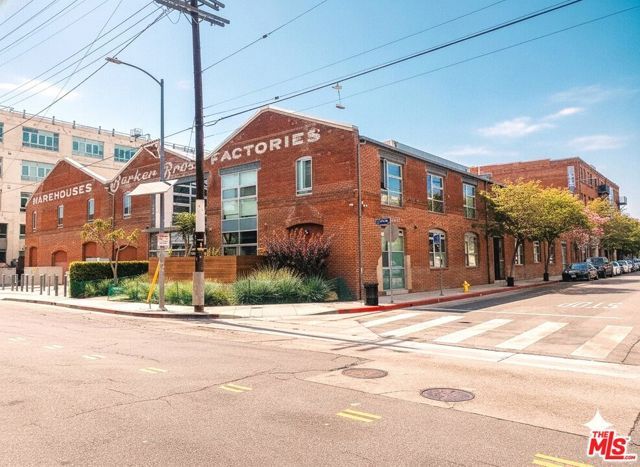 527 Molino Street 202