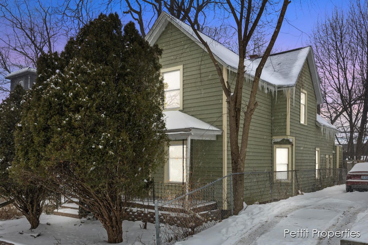 447 Emerald Avenue Ne