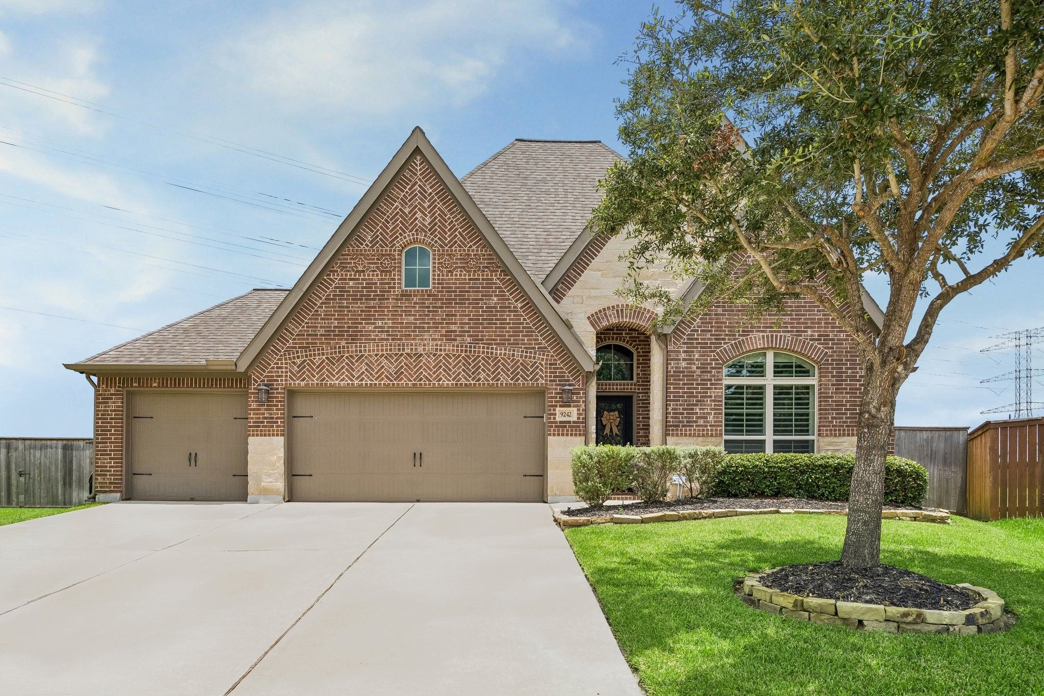 9242 Holloway Cliff Lane