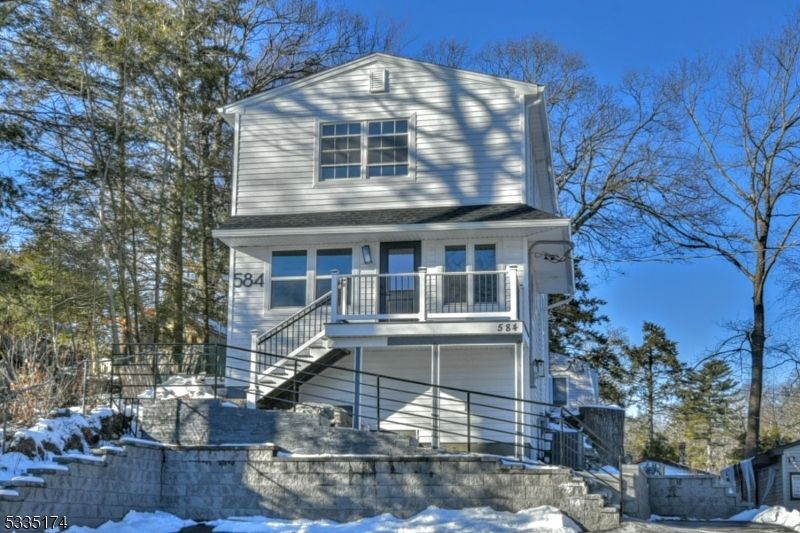 584 Lake Shore Dr
