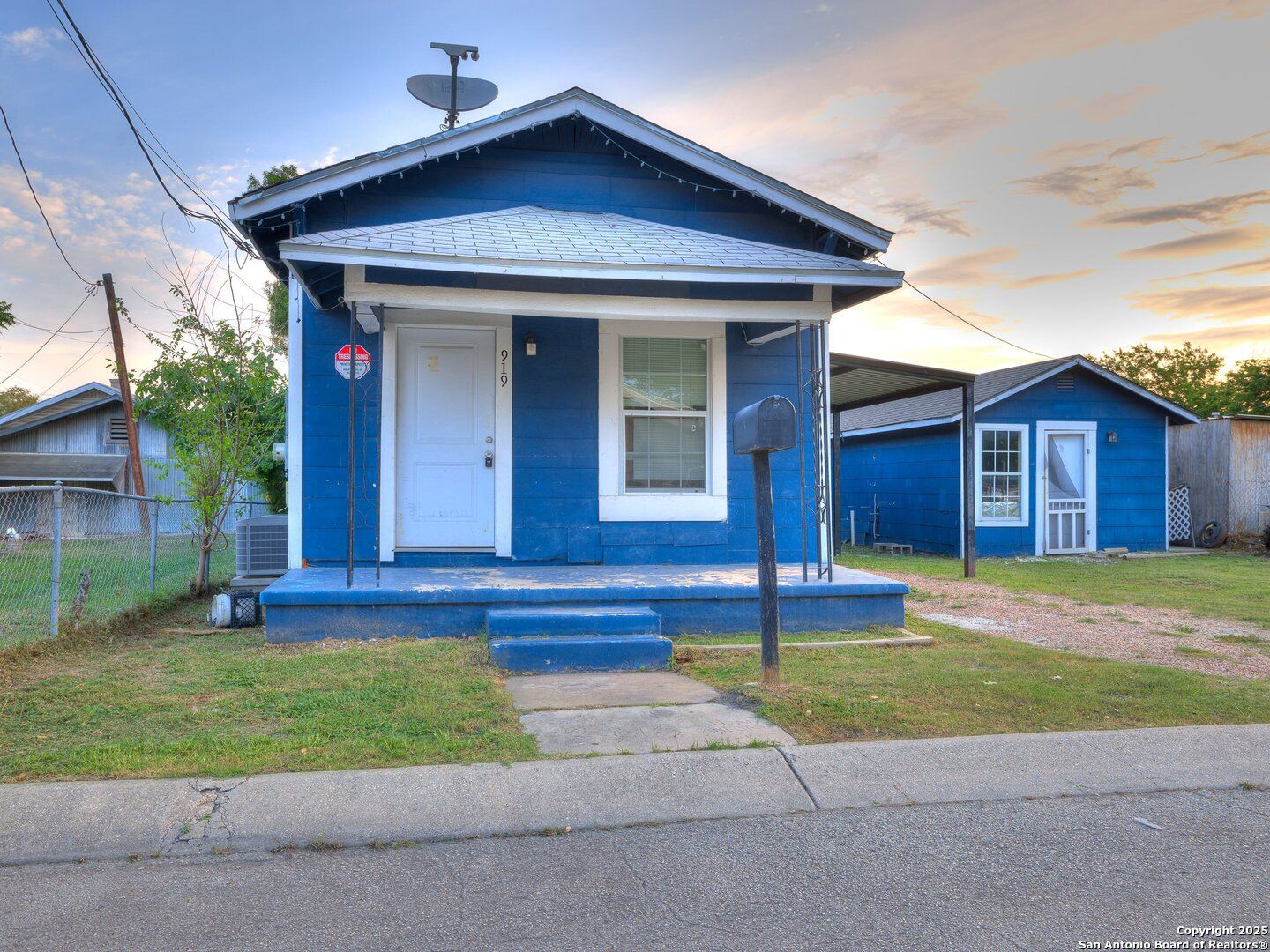 919 Monclova Aly