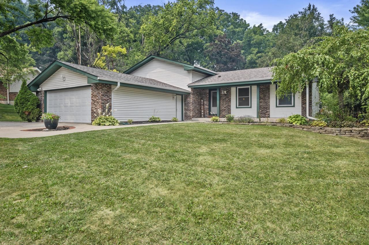 2816 Woodridge Court