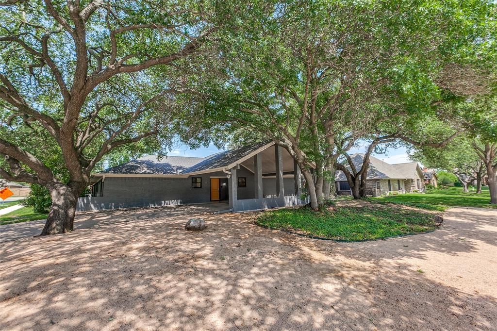 1201 Delmonte Circle