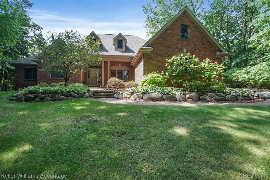 2572 Valley Oaks Drive