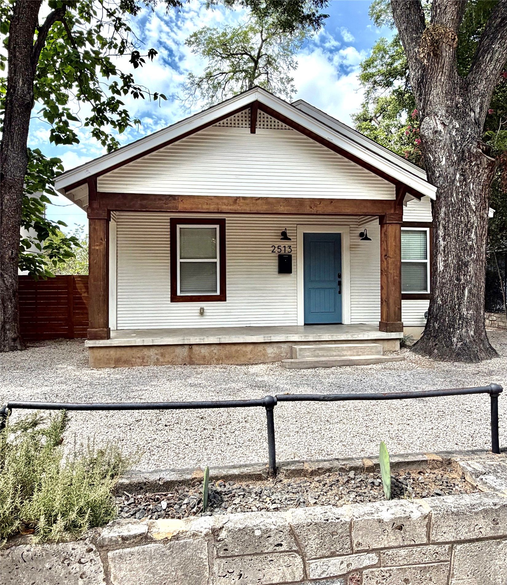 2513 E Cesar Chavez Street