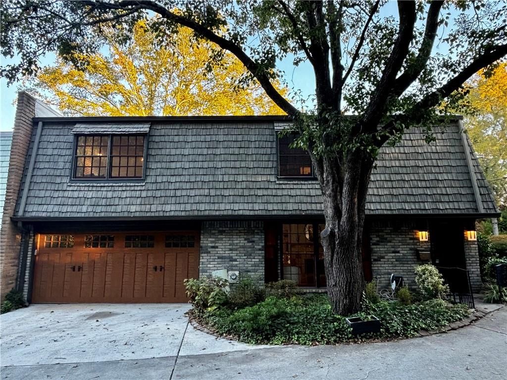 210 Hillyer Place